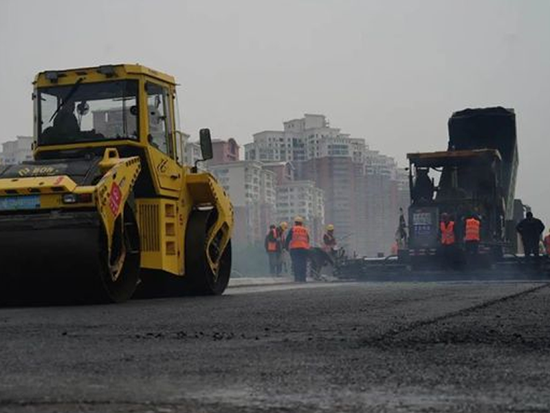 機(jī)械攤鋪路面施工